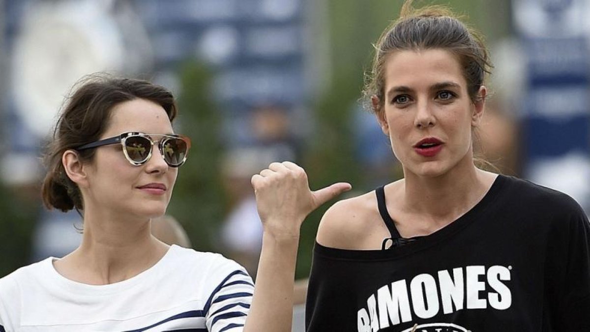Carlota Casiraghi (derecha), con la actriz Marion Cotillard, en verano del 2015.-AFP / LOIC VENANCE