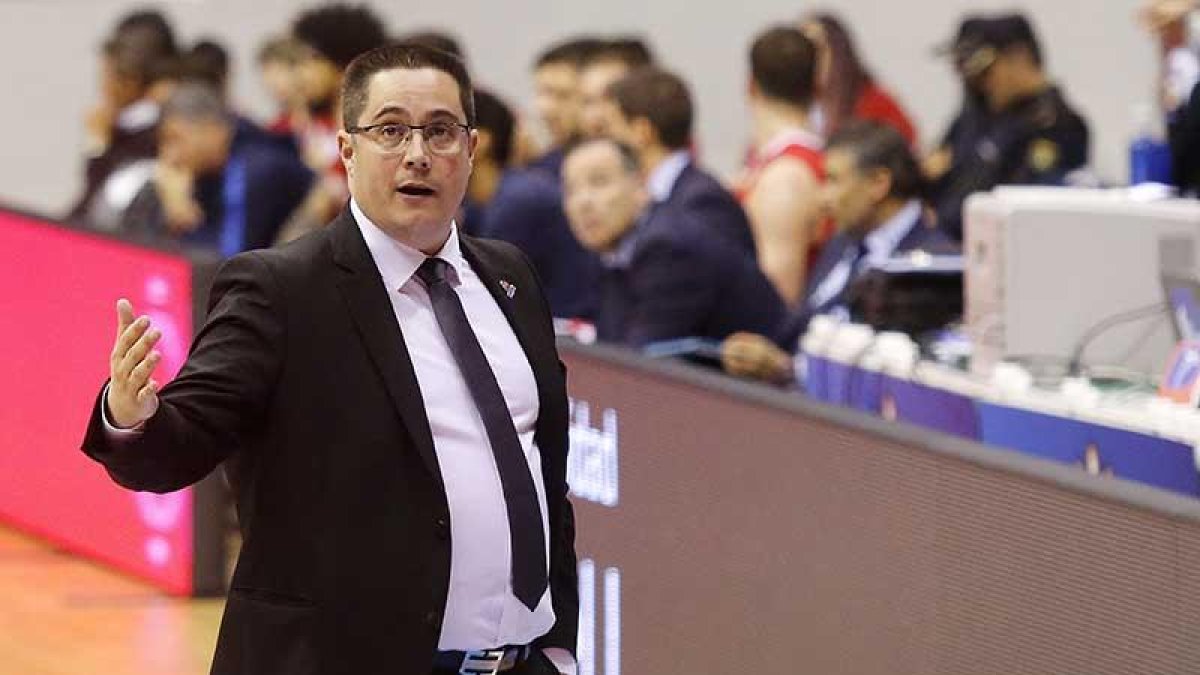 Diego Epifanio ‘Epi’ da instrucciones a sus hombres durante un encuentro liguero.-SANTI OTERO