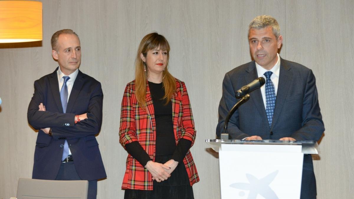 Marc Benhamou y Aitana Hernando, durante la inauguración.-ECB