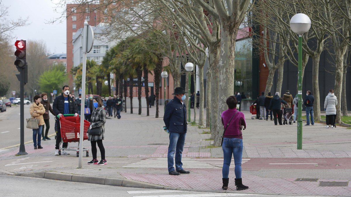 Imagen de colas, ayer, para acceder al Alcampo. RAÚL G. OCHOA