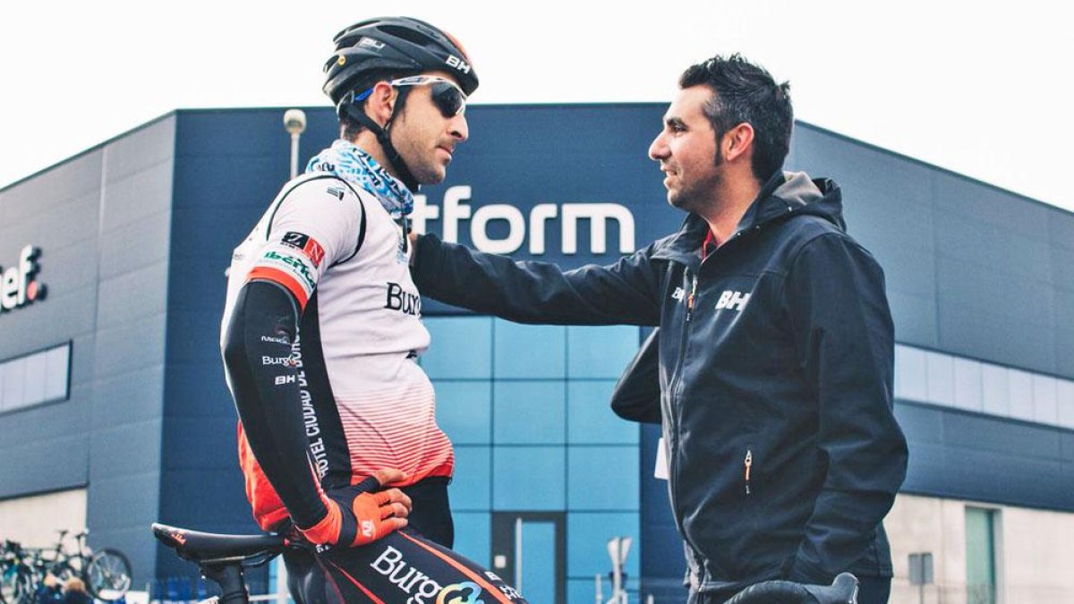 Diego Rubio dialoga con José Cabedo antes del comienzo de una carrera esta temporada.-