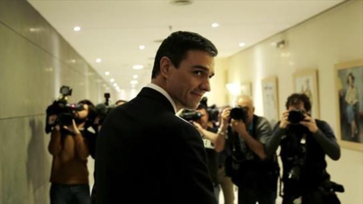 El secretario general del PSOE, Pedro Sánchez, ayer, en el Congreso, tras su entrevista con el Rey.-JOSÉ LUIS ROCA