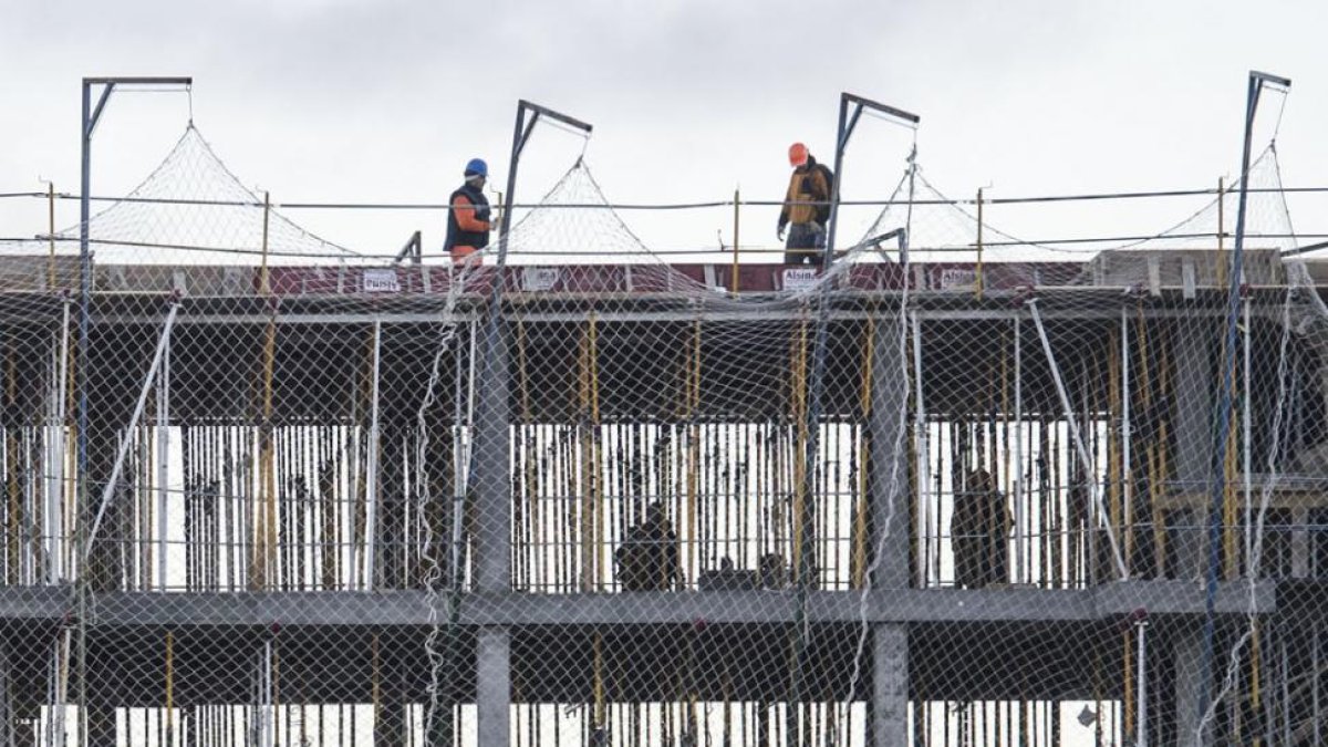 Uno de los bloques de nueva construcción que se están levantando actualmente en la capital burgalesa.-RAÚL G. OCHOA