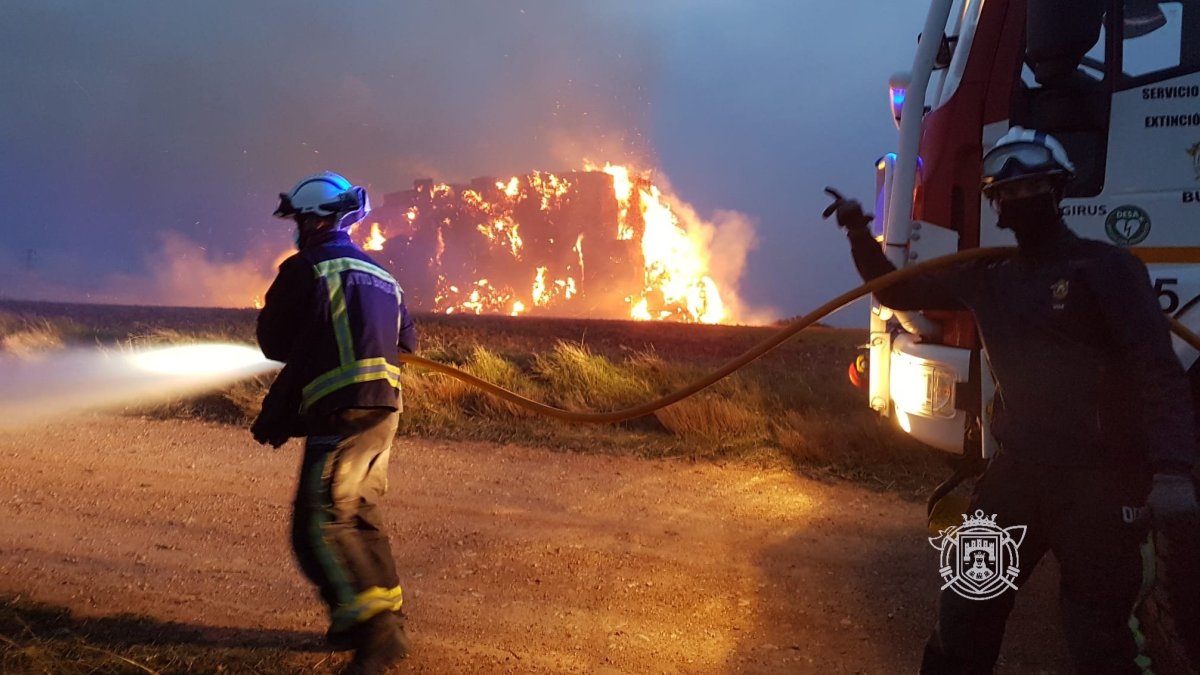Los bomberos de Burgos tratan de extinguir un incendio junto al barrio de Cortes. BOMBEROS DE BURGOS