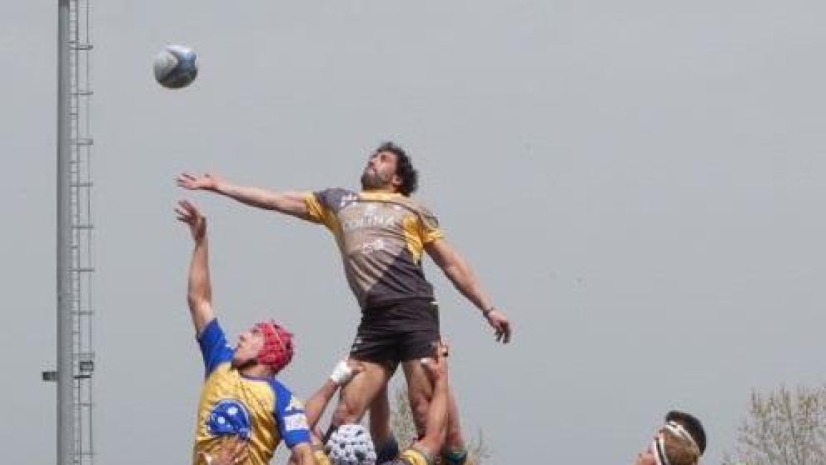 Aristemuño gana una touche durante el partido de ayer.-DEME MAESO