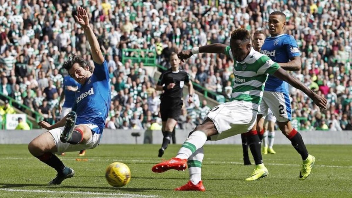 Moussa Dembele, del Celtic, dispara a gol durante el derbi de Glasgow contra el Rangers.-REUTERS / RUSSELL CHEYNE