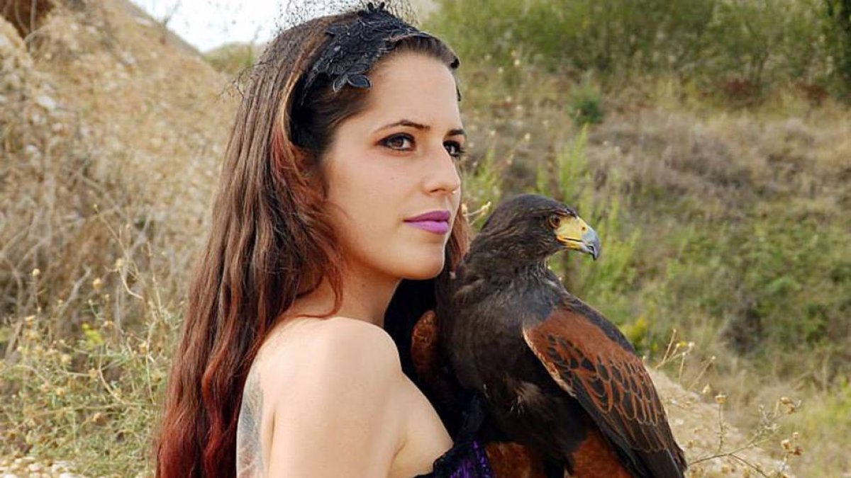 Rebeca con su águila Ruperta. La ‘mascota’ es muy dócil y obediente. Rebeca ha incrementado la familia y tiene también un cernícalo.-E.M.