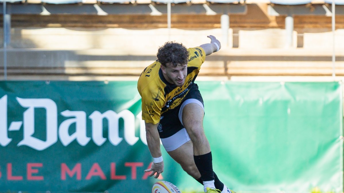 Canepá trata de hacerse con el oval en San Amaro. ÁREA 11