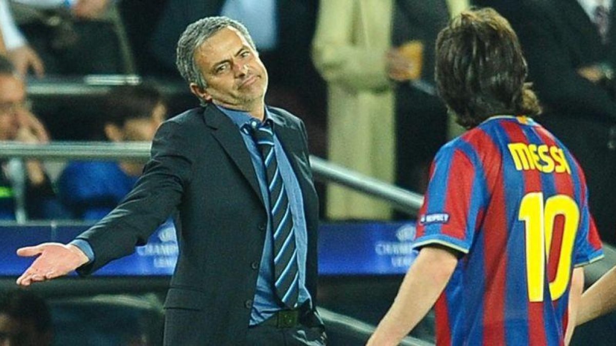 Mourinho gesticula ante Messi en un clásico del 2010.-JORDI COTRINA