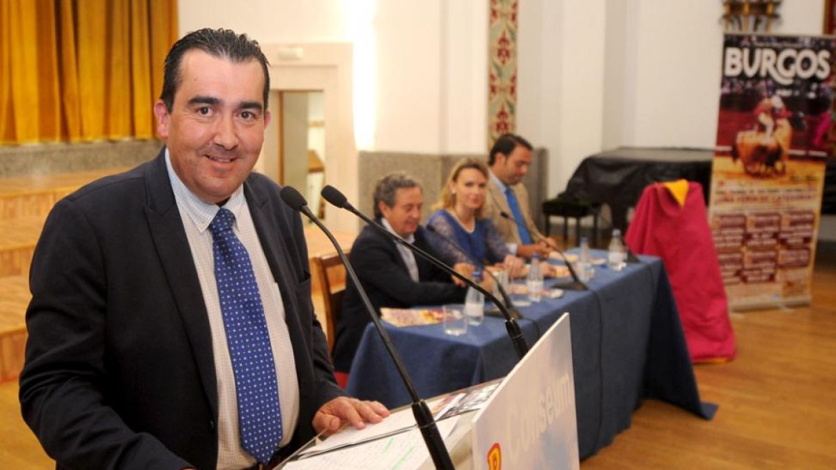 El periodista Íñigo Crespo, antes de comenzar su intervención de ayer.-ISRAEL L. MURILLO