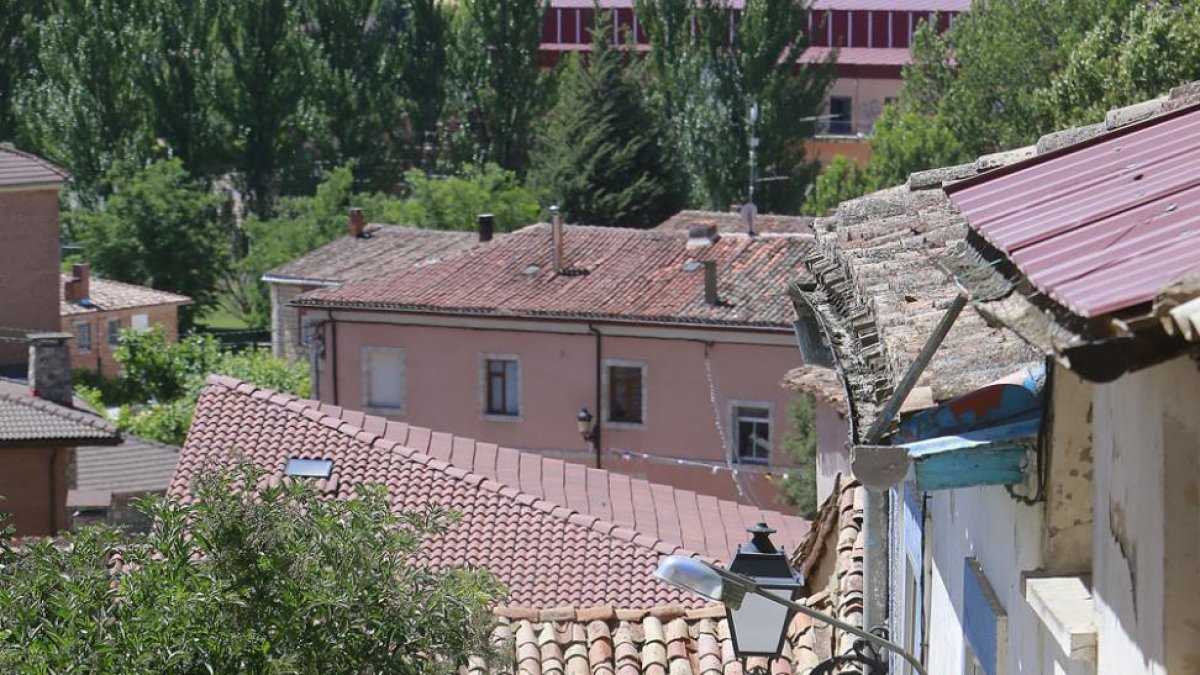 Las calles de Cardeñadijo conservan el encanto de los pueblos castellanos.-Raúl Ochoa