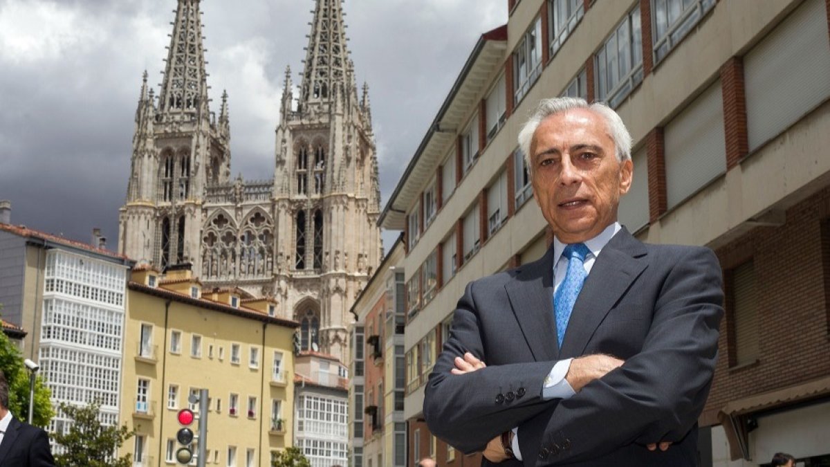 Emilio Calleja, todavía emocionado, tras cantar por primera vez el Himno a Burgos en los Sampedros. TOMÁS ALONSO