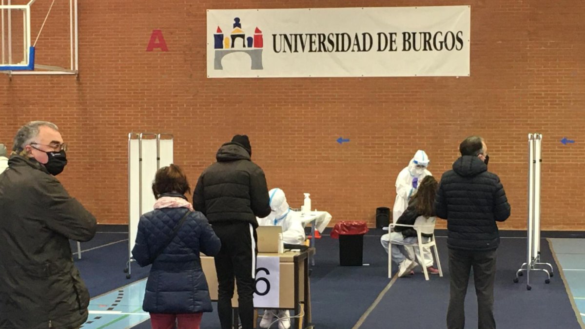 Cribado en el polideportivo de la Universidad de Burgos (UBU). ISRAEL L. MURILLO