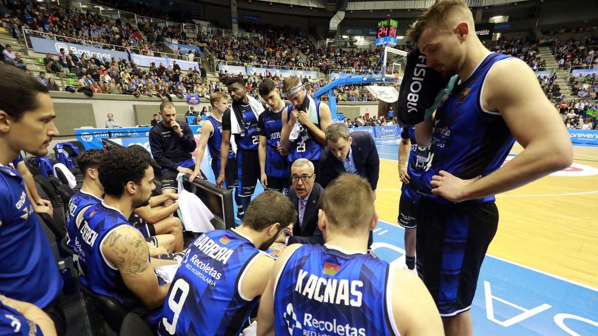 Olmos corrige a los suyos durante una pausa en el Coliseum. ECB