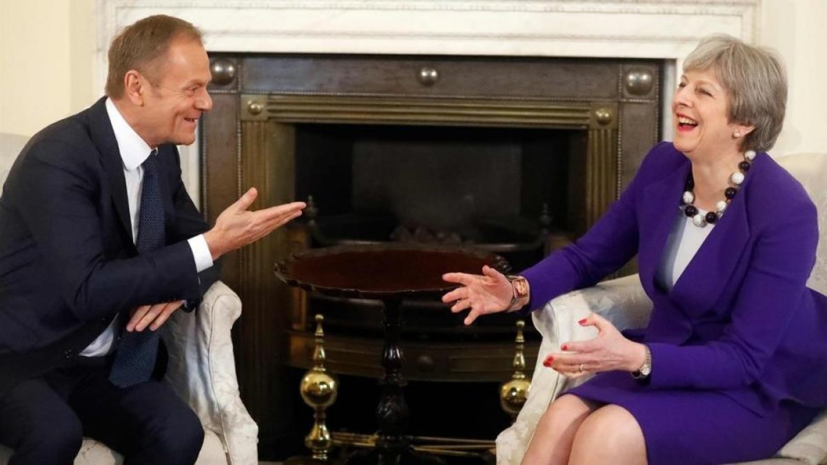 Tusk (izquierda) y May ríen durante su encuentro en el número 10 de Downing Street, en Londres, el 1 de marzo.-/ AFP / FRANK AUGSTEIN