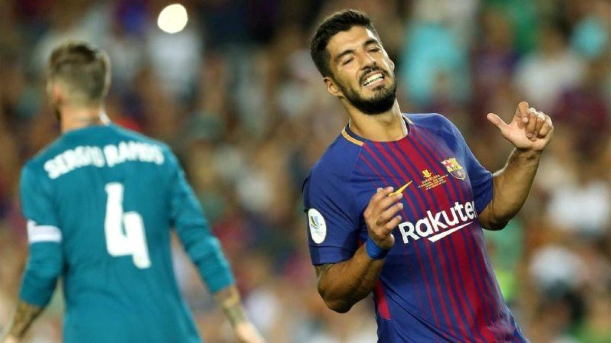 Luis Suárez, en el partido de ida de la Supercopa del Barça frente al Madrid.-EFE / TONI ALBIR