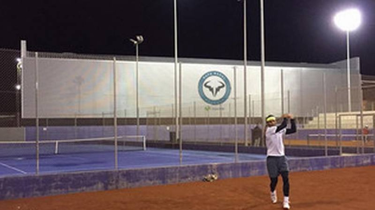 Rafael Nadal, en un entrenamiento nocturno, el viernes pasado.-Foto: TWITTER
