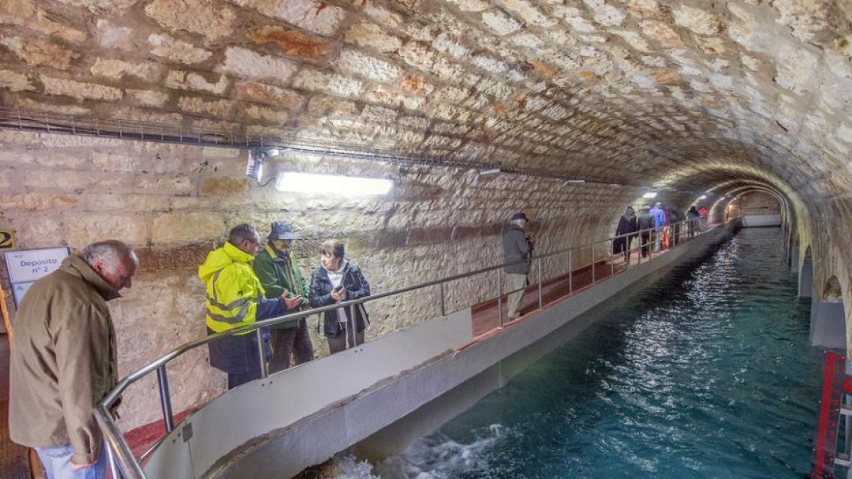 La Sociedad de Aguas sufragó las visitas guiadas a los depósitos del Castillo durante el mes de marzo mediante un contrato menor.-ISRAEL L. MURILLO