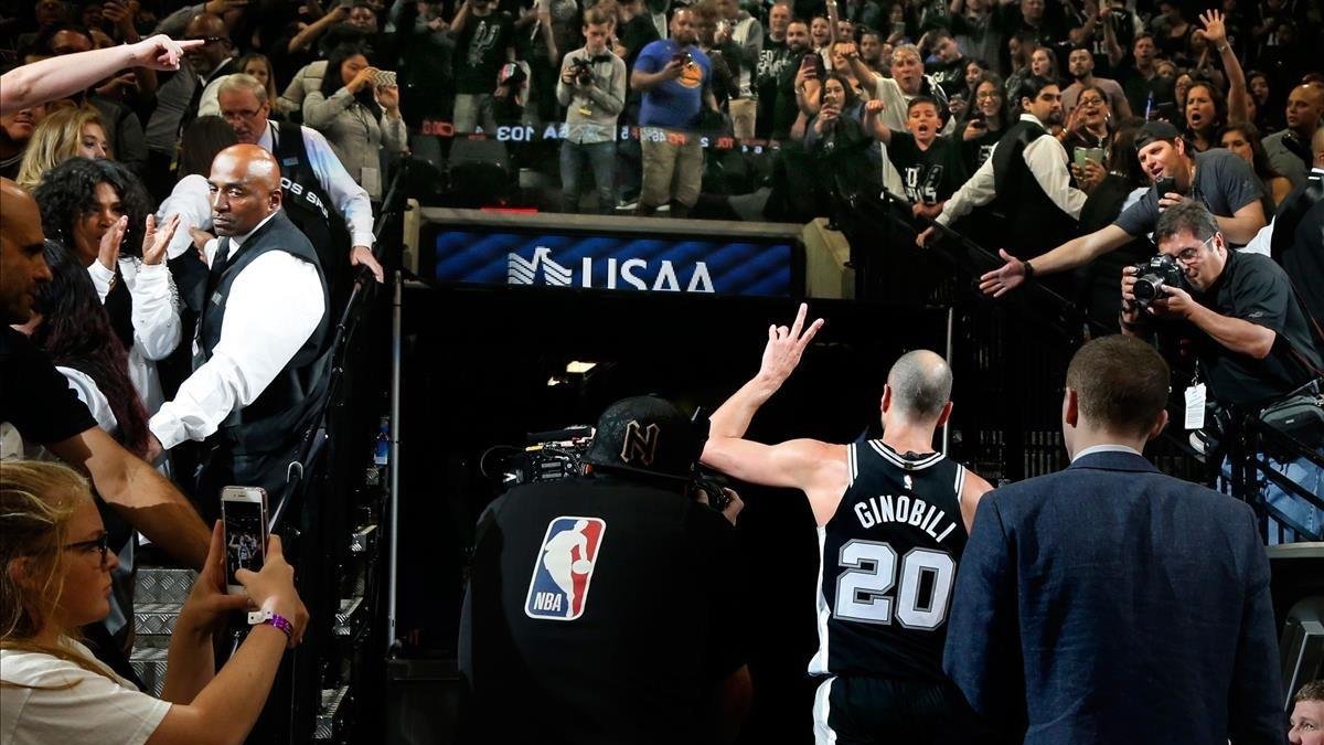 Ginóbili deja la pista el pasado abril durante los play-offs ante los Warriors /-RONALD CORTES (AFP)