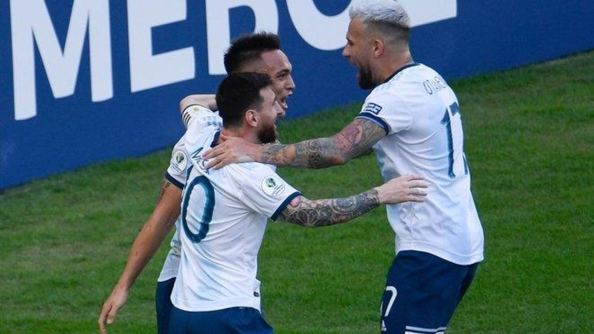 Lautaro Martínez celebra su gol junto a Messi y Otamendi.-AFP / MAURO PIMENTEL