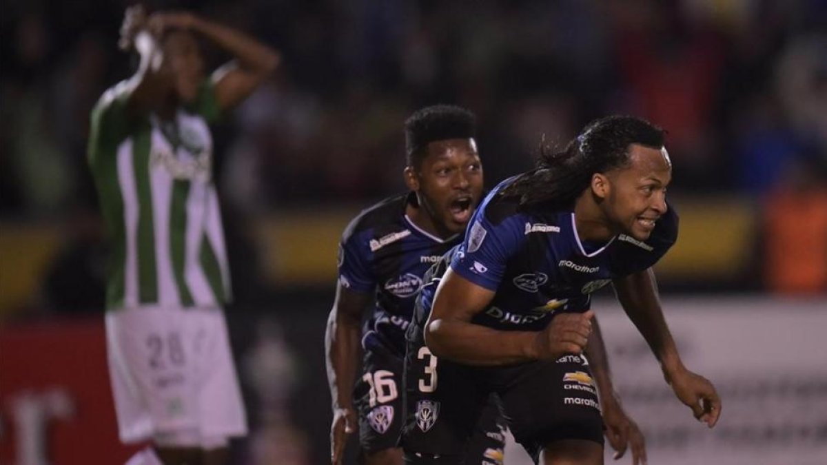 El defensa de Independiente del Valle, Arturo Mina, celebra el gol del empate ante Atlético Nacional en la ida de la final de la Copa Libertadores.-RODRIGO BUENDIA / AFP