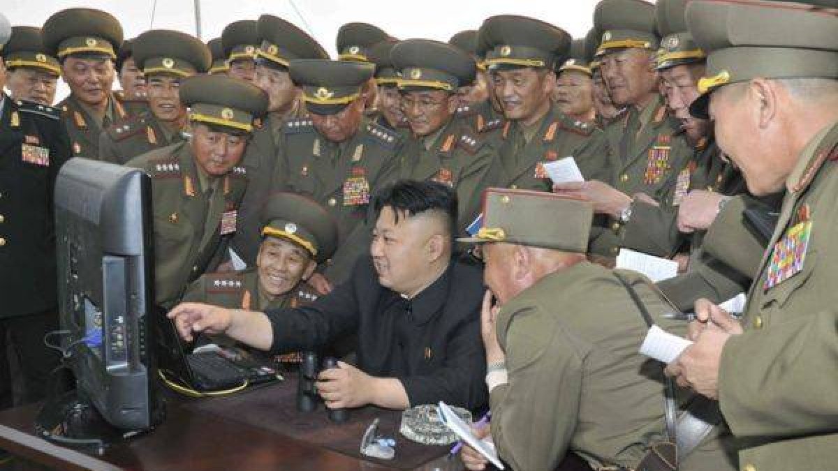 Kim Jong-un observa una pantalla de ordenador rodeado de militares, el pasado abril.-Foto: EFE / KCNA