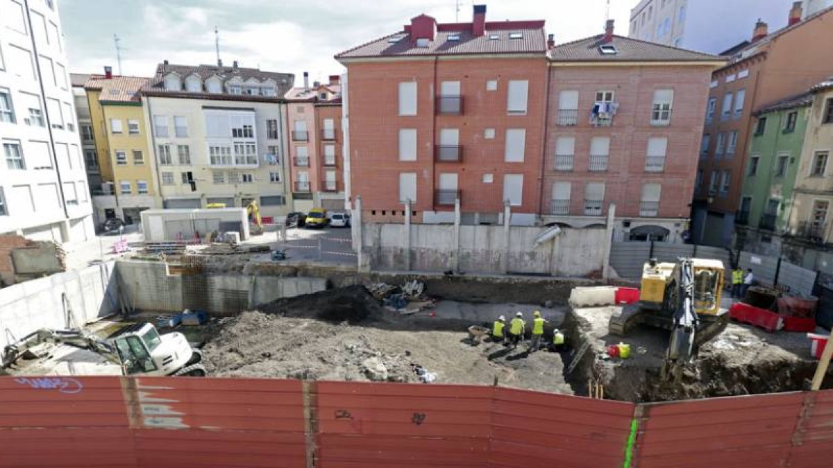 Las excavaciones se están llevando a cabo en la calle San Ignacio de Loyola, detrás de la iglesia de La Merced.-RAÚL G. OCHOA