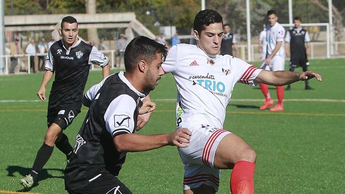 El centrocampista Marcos en acción en San Amaro-Raúl G. Ochoa