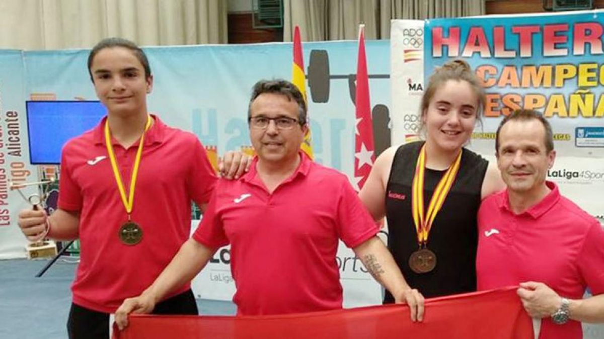 Sergio Fernández y Rocío Martínez posan con sus medallas-ECB