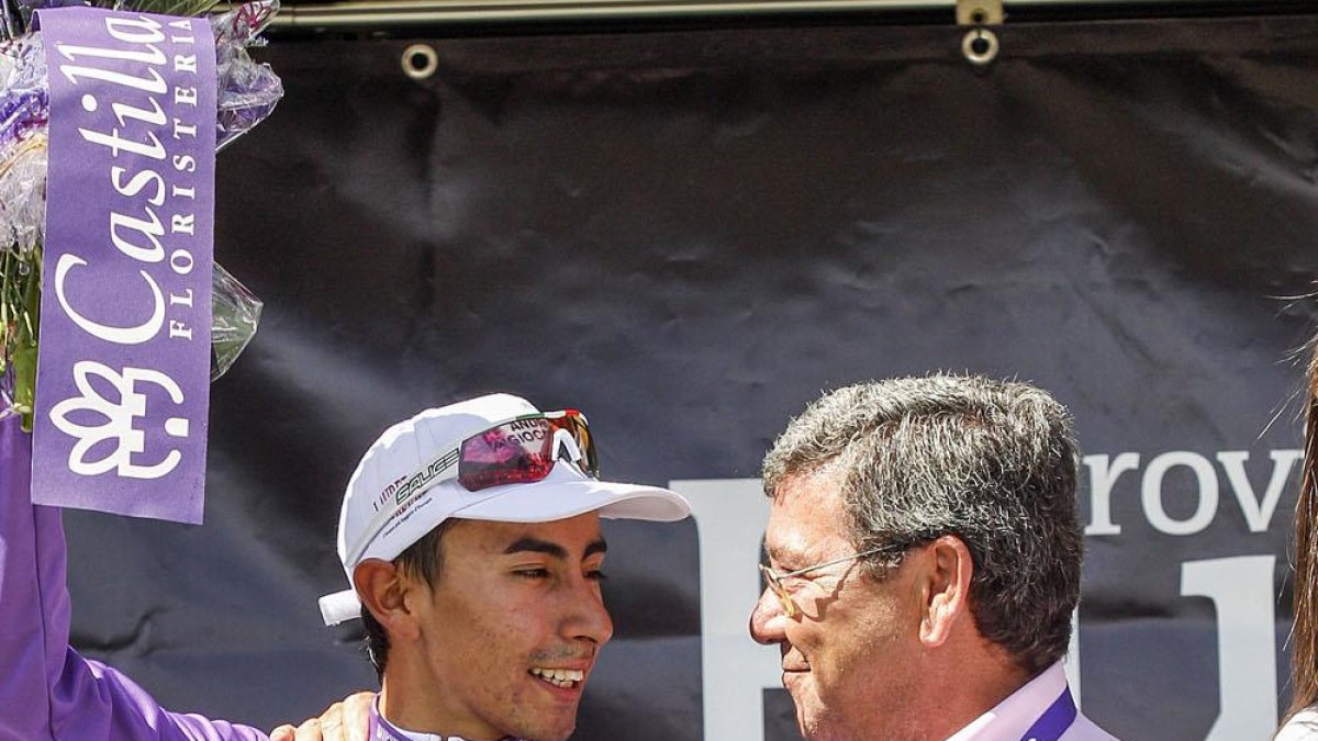 César Rico en el podio junto al vencedor de la Vuelta a Burgos-Santi Otero