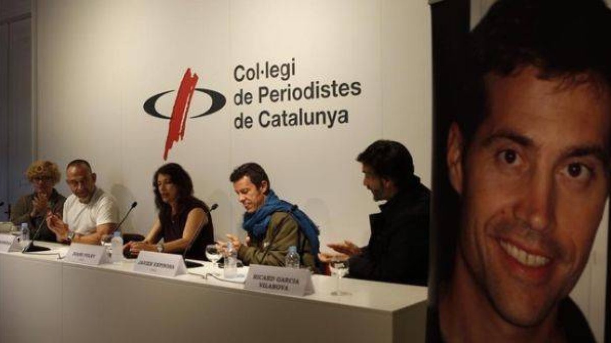 Acto de presentación de la fundación James Foley (su imagen, a la derecha), este martes en Barcelona.-Foto: ALBERT BERTRAN