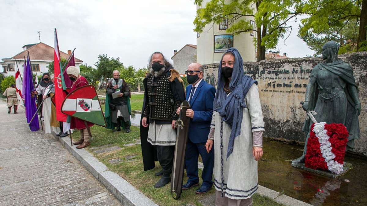 Tras entregar a Federico Vélez ‘Fede’ su Tizona’, la asociación ‘Vivar, cuna del Cid’ realizó una sencilla ofrenda floral en el estatua que el Cid tiene en Vivar. TOMÁS ALONSO