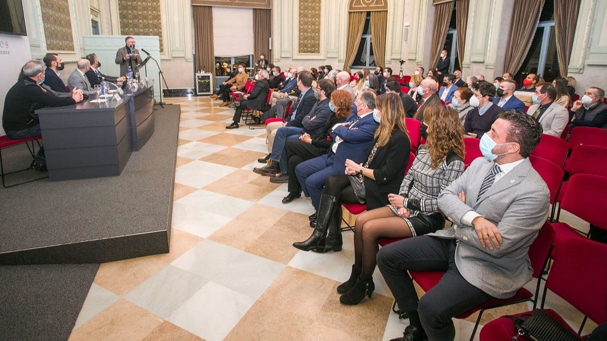El acto se desarrolló en la Sala Polisón del Teatro Principal en presencia de los colegiados y sus familiares. TOMÁS ALONSO