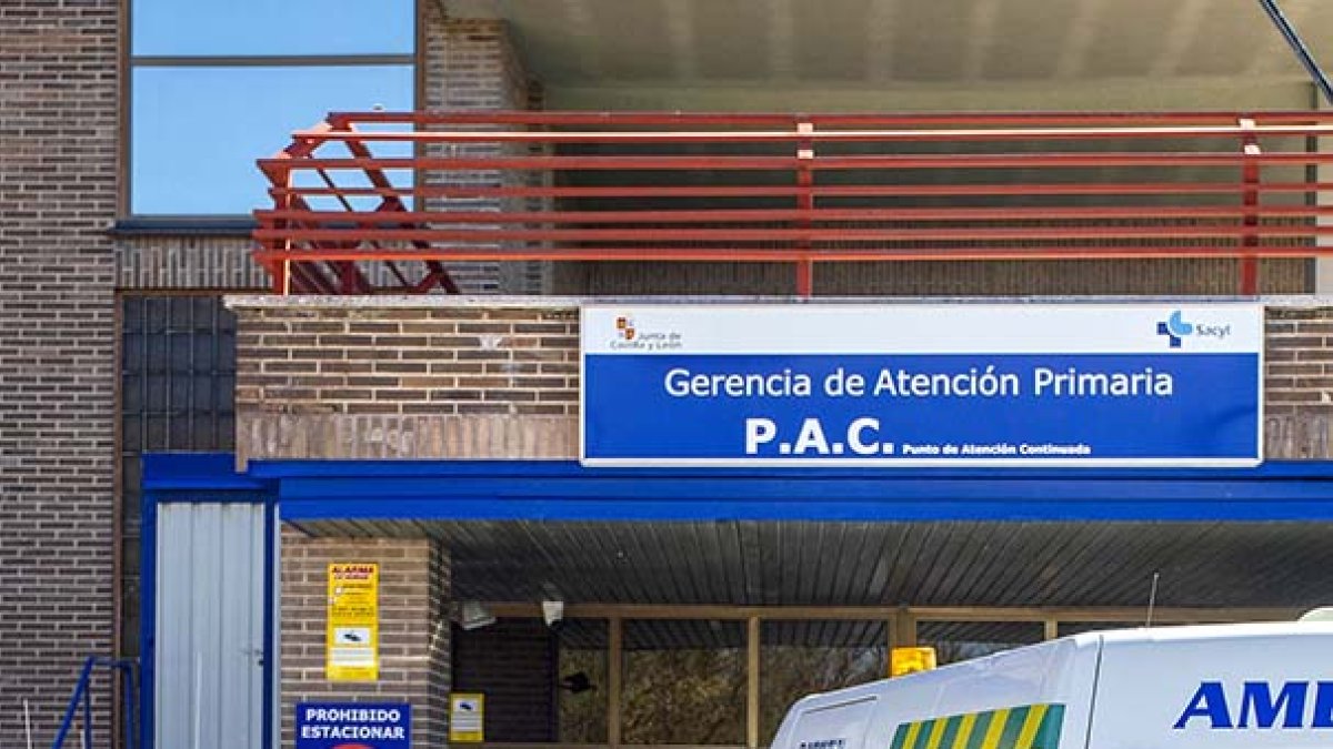Equipos de atencion sanitaria ayer a las puertas del Punto de Atención Continuada del Divino Valles. RAÚL G. OCHOA