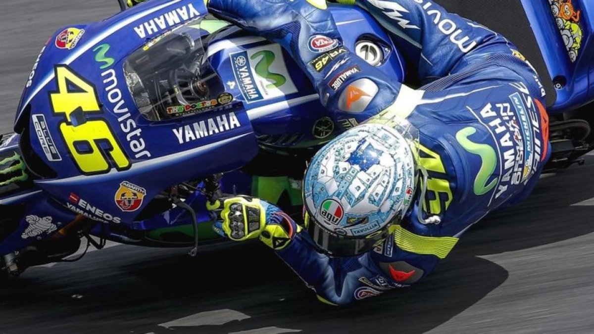 El italiano Valentino Rossi luce su Tavullia totalmente nevada en el casco que lleva en los test de Malasia.-MOVISTAR-YAMAHA MEDIA