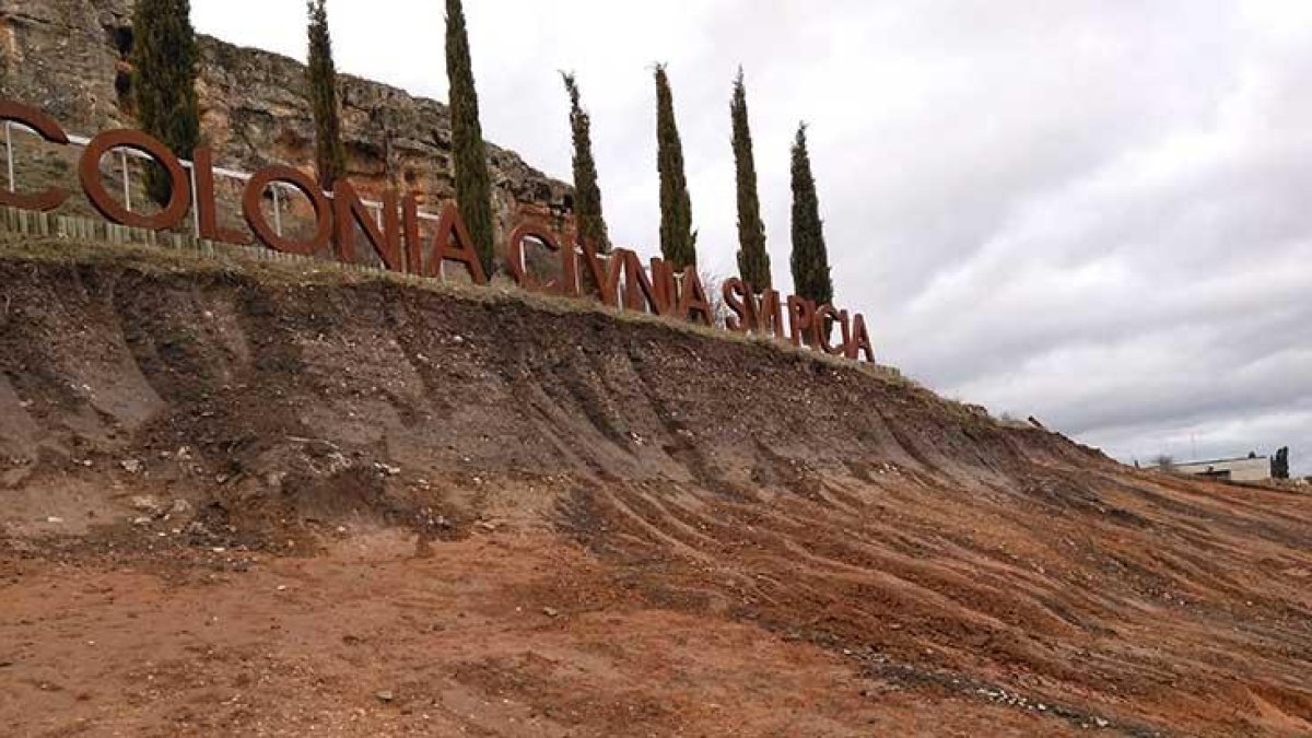 El pasado año se halló un tramo de calzada, por lo que Patrimonio  pidió la excavación de la parcela completa en la que se han hallado 15 vestigios más.-ECB