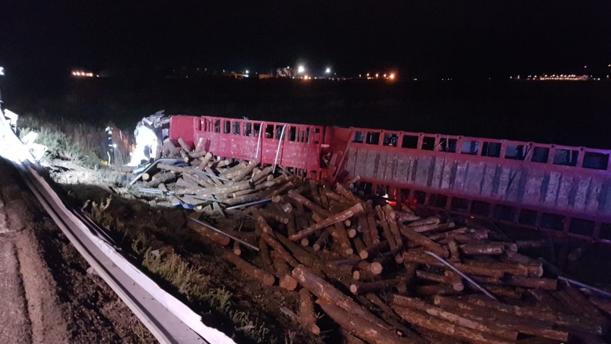 Imagen del vehículo volcado. BOMBEROS DE BURGOS