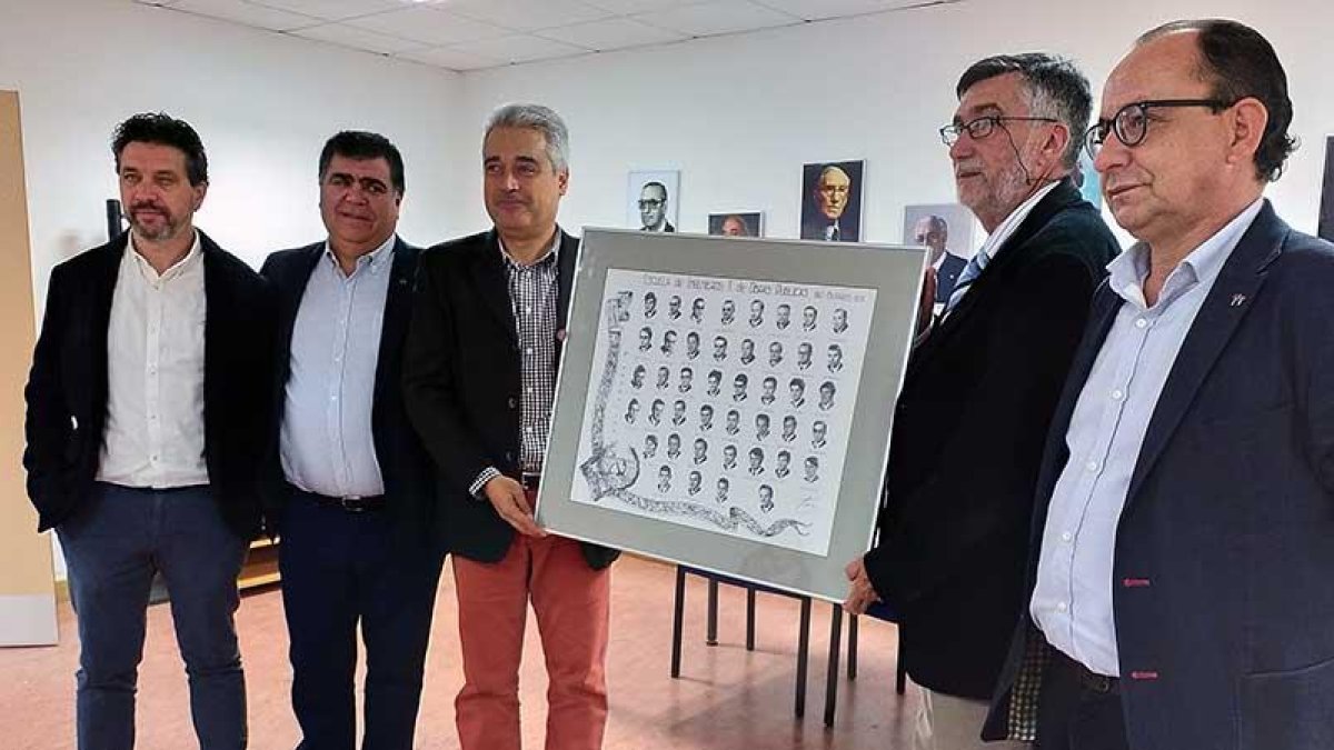 Pérez Ortega, Manso, Mariscal, De la Fuente y Fernández posan con la orla de la primera generación.-ECB