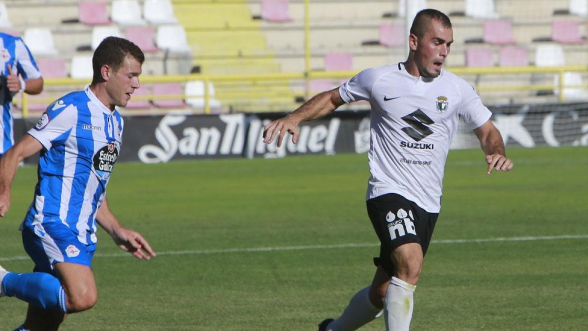 Madrazo conduce un balón en el choque del pasado fin de semana ante el Fabril.-Raúl G. Ochoa
