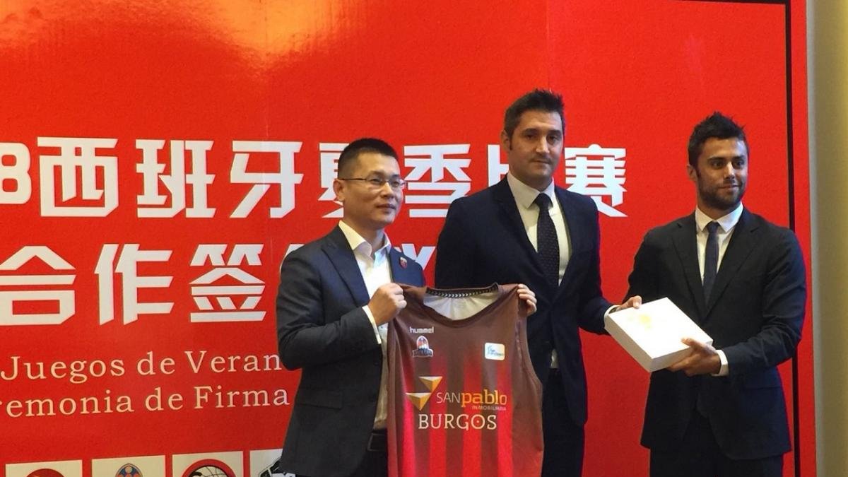 Albano Martínez y Jaime Ruiz posan tras firmar enChina el nuevo acuerdo de colaboración.-SAN PABLO BURGOS