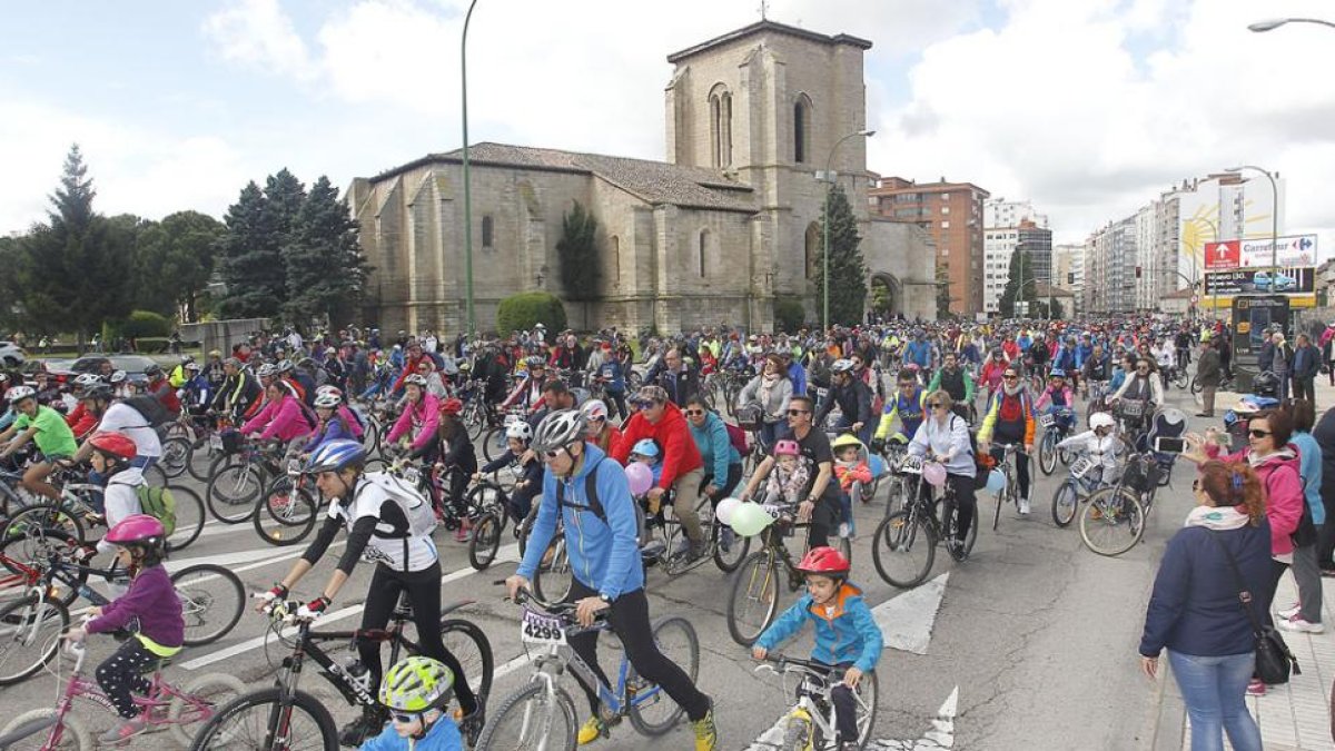 Miles de ciclistas se dan cita en la celebración del Día de la Bici desde hace 20 años.