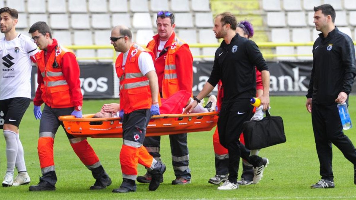 Julio Rico abandonó el terreno de juego el pasado domingo en camilla.-ISRAEL L. MURILLO
