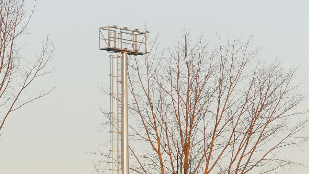 Una de las nuevas torres de iluminación del campo de rugby está situada delante de la futura grada e invade el campo visual de los espectadores.-RAÚL OCHOA