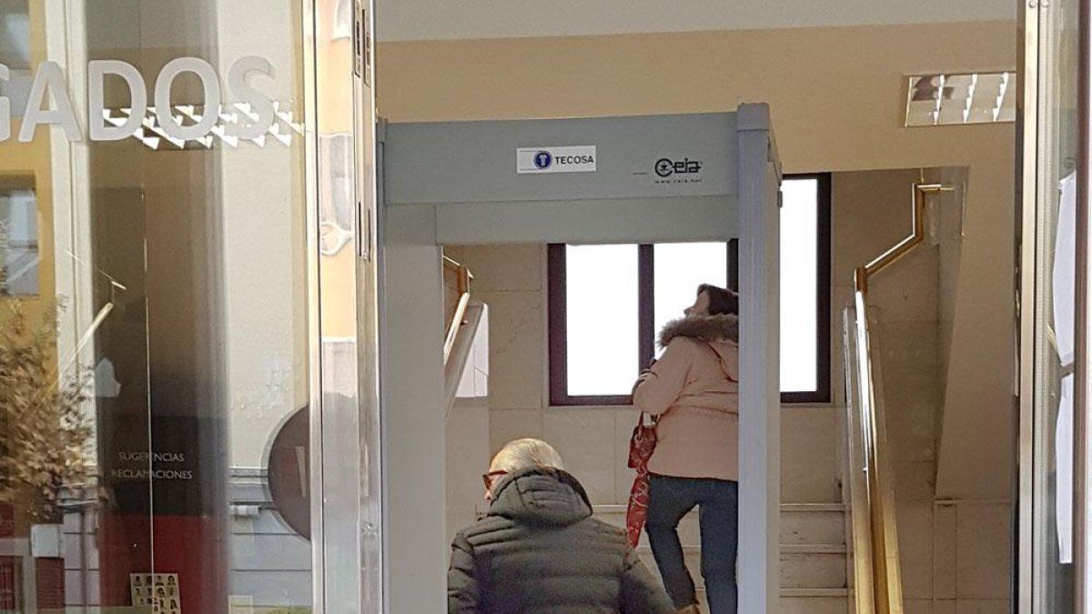 El primer testigo a su entrada al Juzgado número 1 de Aranda.-L.V.