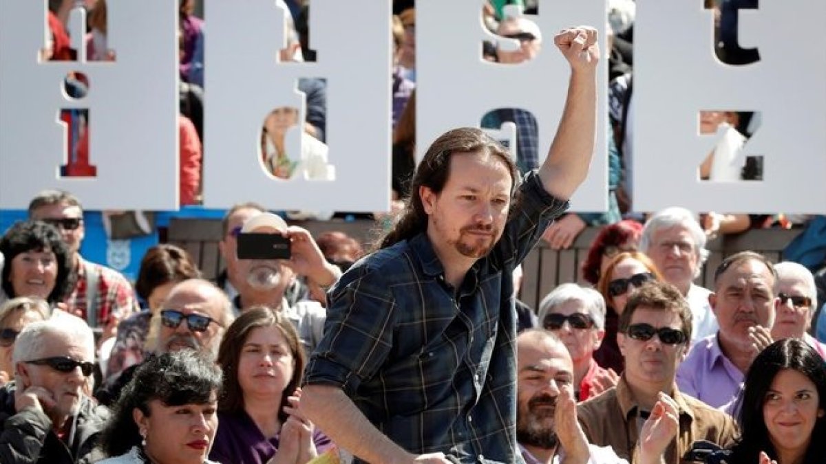 El secretario general de Podemos y candidato a la presidencia, Pablo Iglesias, en un acto en Pamplona.-VILLAR LÓPEZ (EFE)