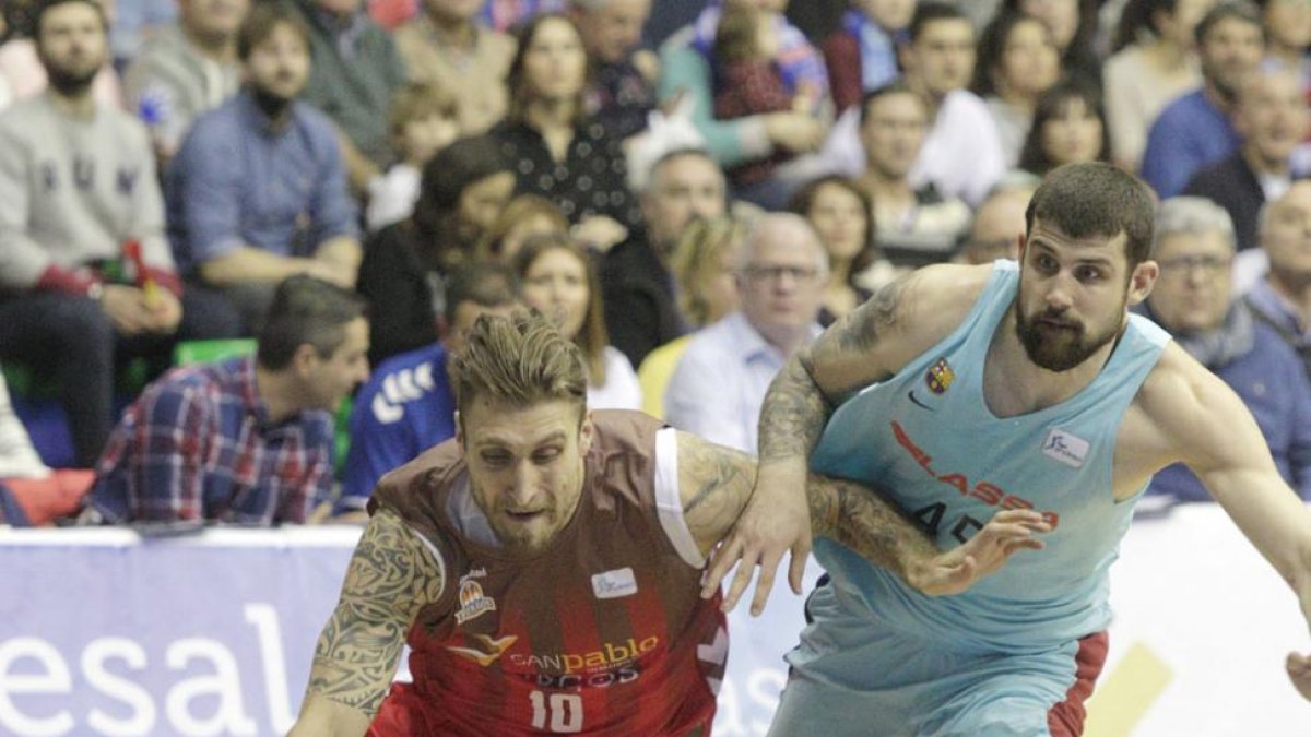 Javi Vega gana línea de fondo ante Moerman, ayer.-SANTI OTERO