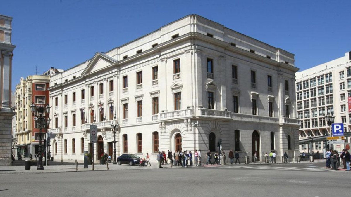 Los responsables provinciales quieren agilizar los trámites con el fin de actualizar y reordenar los puestos de trabajo de la Institución.-ECB