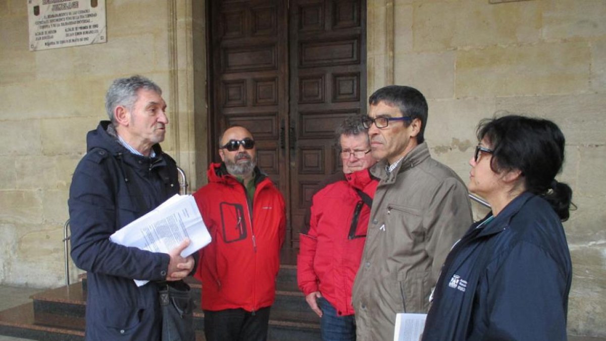 Miembros de la coordinadora entregando ayer las últimas firmas.-E. M.