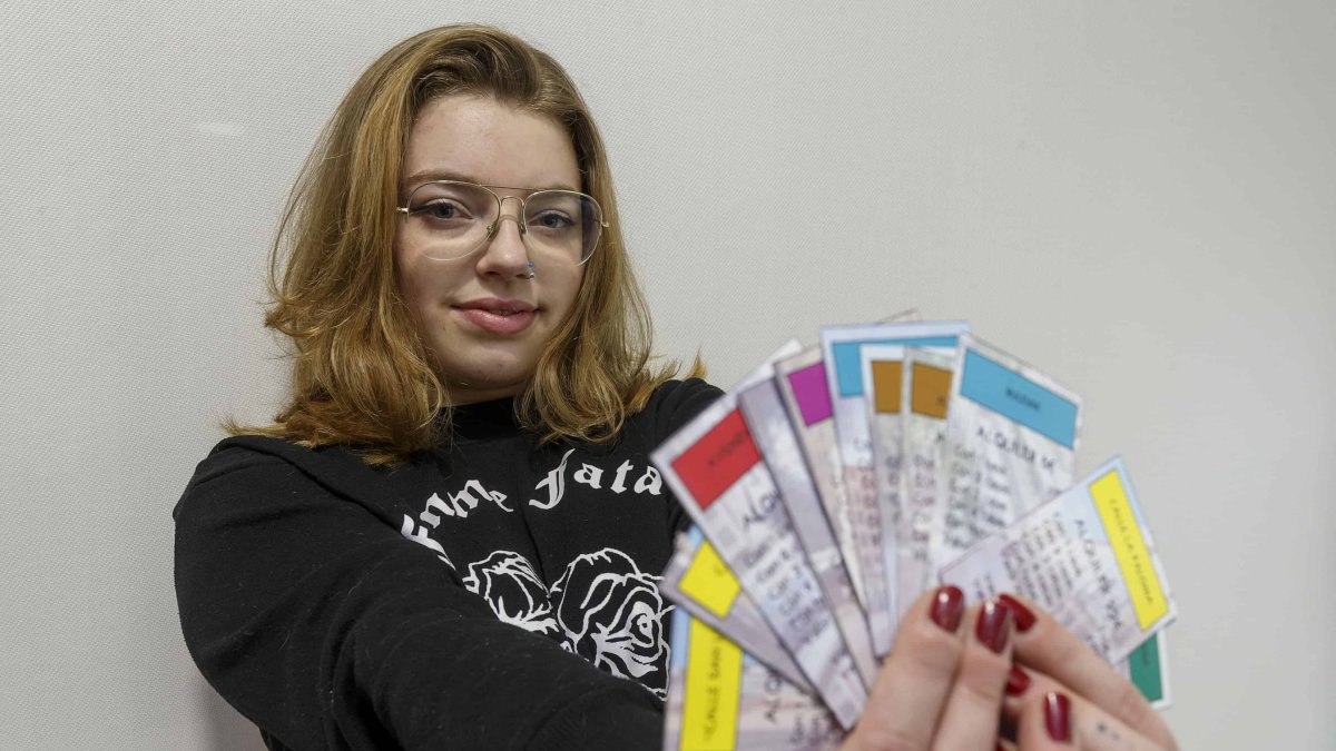 Elisa Pérez Velasco muestra las tarjetas de las propiedades del Burgospoly. SANTI OTERO