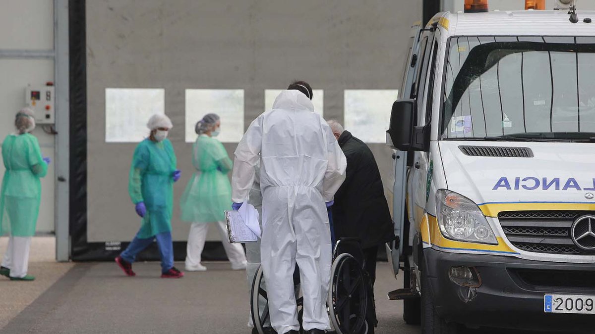 Imagen del traslado de un paciente. / RAÚL G. OCHOA